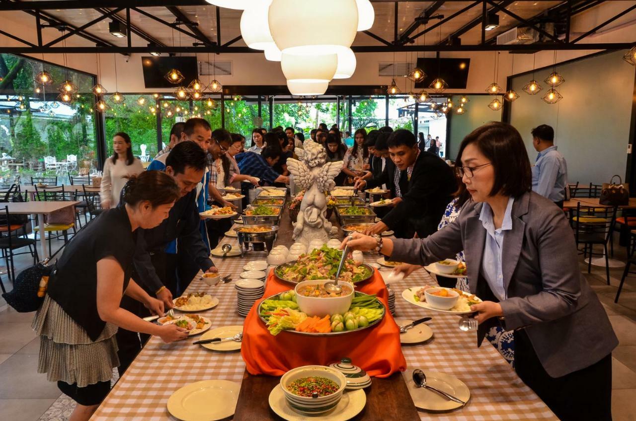 At Ruam Chok Hotel Чиангмай Экстерьер фото