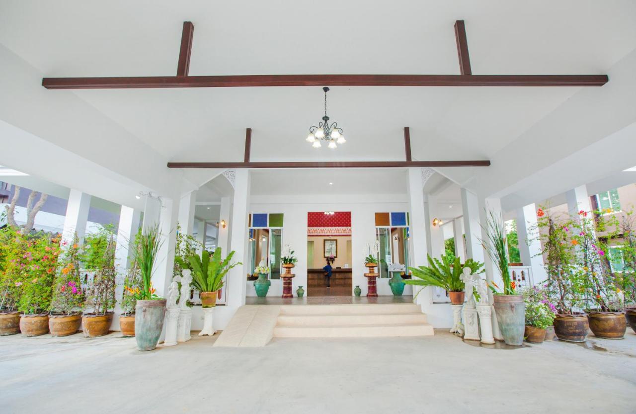 At Ruam Chok Hotel Чиангмай Экстерьер фото